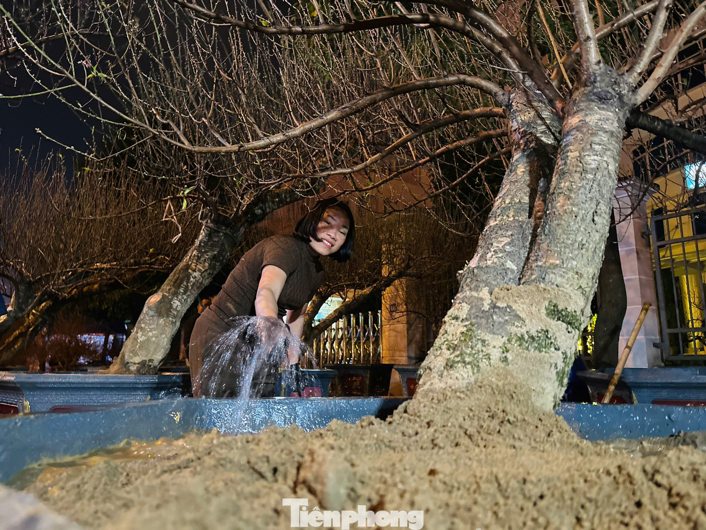 Những tiểu thương đang tất bật tưới nước, chuyển hoa từ xe xuống. Những tiểu thương đang tất bật tưới nước, chuyển hoa từ xe xuống.