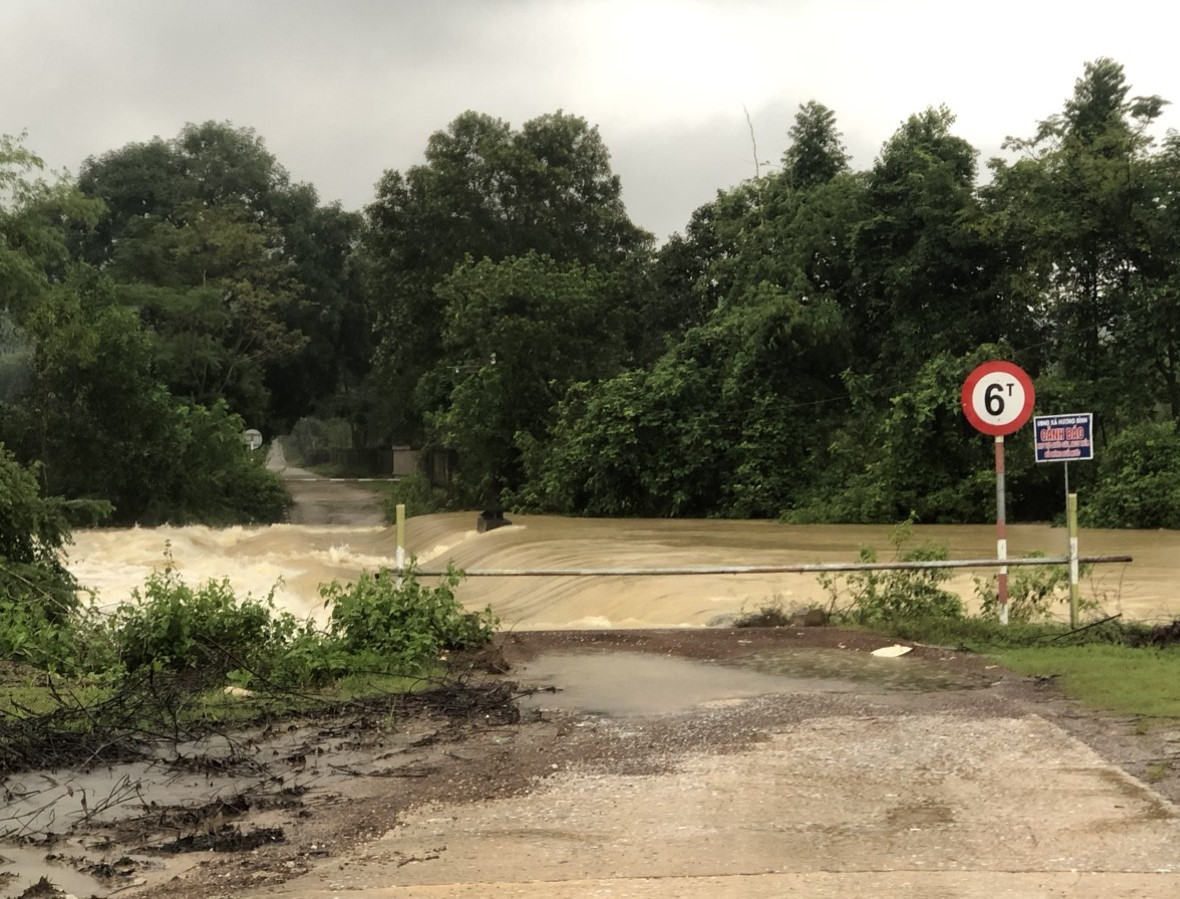 Chính quyền địa phương cắm biển cảnh báo những khu vực nguy hiểm. Chính quyền địa phương cắm biển cảnh báo những khu vực nguy hiểm.