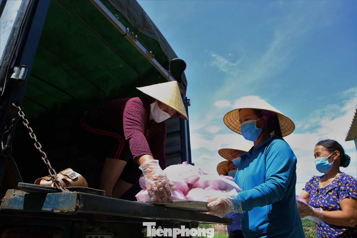 Ông Nguyễn Công Dũng - Chủ tịch UBMTTQ xã Cẩm Quan cho biết, sau nhiều ngày phát động bà con đã tham gia nấu hơn 1.000 suất cơm miễn phí hỗ trợ công dân địa phương đang cách ly.