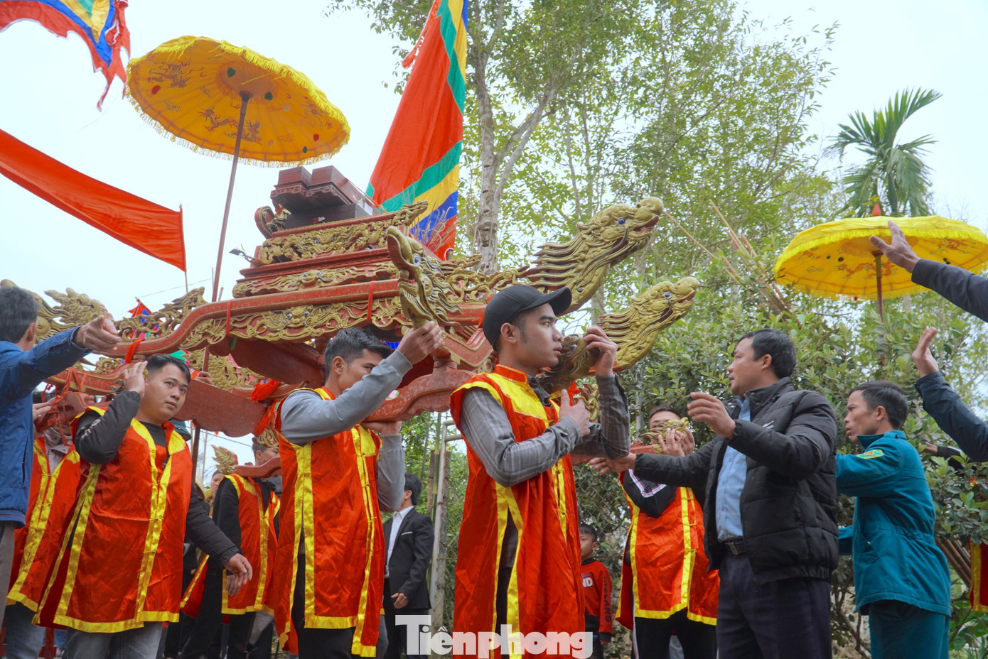 Sau khi bàn giao báu vật, những thanh niên trai tráng trong làng sẽ được chọn để cùng tham gia khiêng kiệu. Sau khi bàn giao báu vật, những thanh niên trai tráng trong làng sẽ được chọn để cùng tham gia khiêng kiệu.