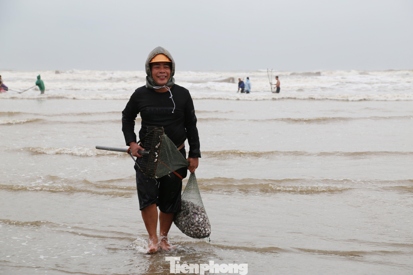 Ông Hoàng Văn Hà - Chủ tịch UBND xã Cương Gián cho hay, những ngày cuối năm biển động nên số lượng sò huyết bị sóng đánh vào bờ rất nhiều. Tận dụng thời gian này, người dân địa phương và các xã lân cận kéo nhau ra bờ để vợt sò. Vì có thêm thu nhập ngày biển động nên người dân rất vui mừng, phấn khởi. Ông Hoàng Văn Hà - Chủ tịch UBND xã Cương Gián cho hay, những ngày cuối năm biển động nên số lượng sò huyết bị sóng đánh vào bờ rất nhiều. Tận dụng thời gian này, người dân địa phương và các xã lân cận kéo nhau ra bờ để vợt sò. Vì có thêm thu nhập ngày biển động nên người dân rất vui mừng, phấn khởi.