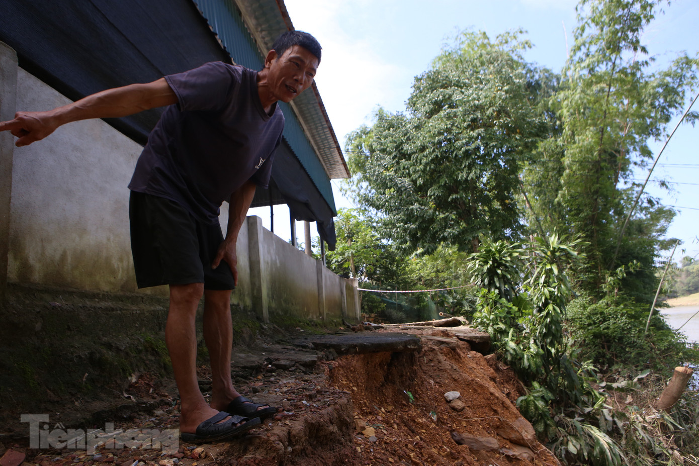 Bờ sông sạt lở sát vào ngôi nhà của ông Nguyễn Văn Lâm. Bờ sông sạt lở sát vào ngôi nhà của ông Nguyễn Văn Lâm.