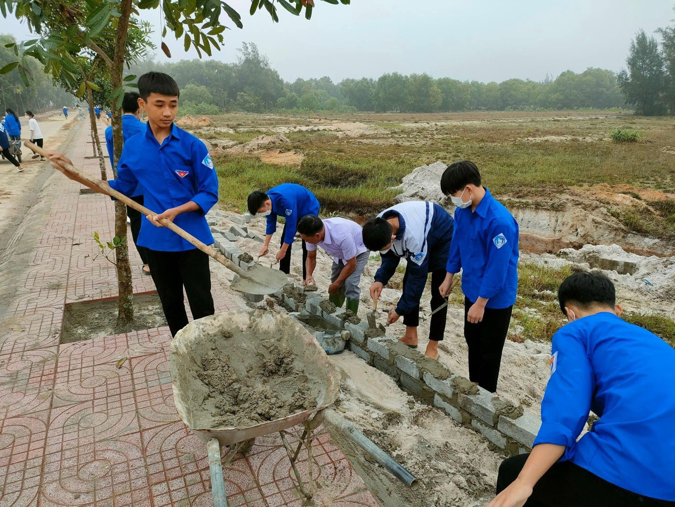 Cùng hỗ trợ xây dựng nông thôn mới tại địa bàn.