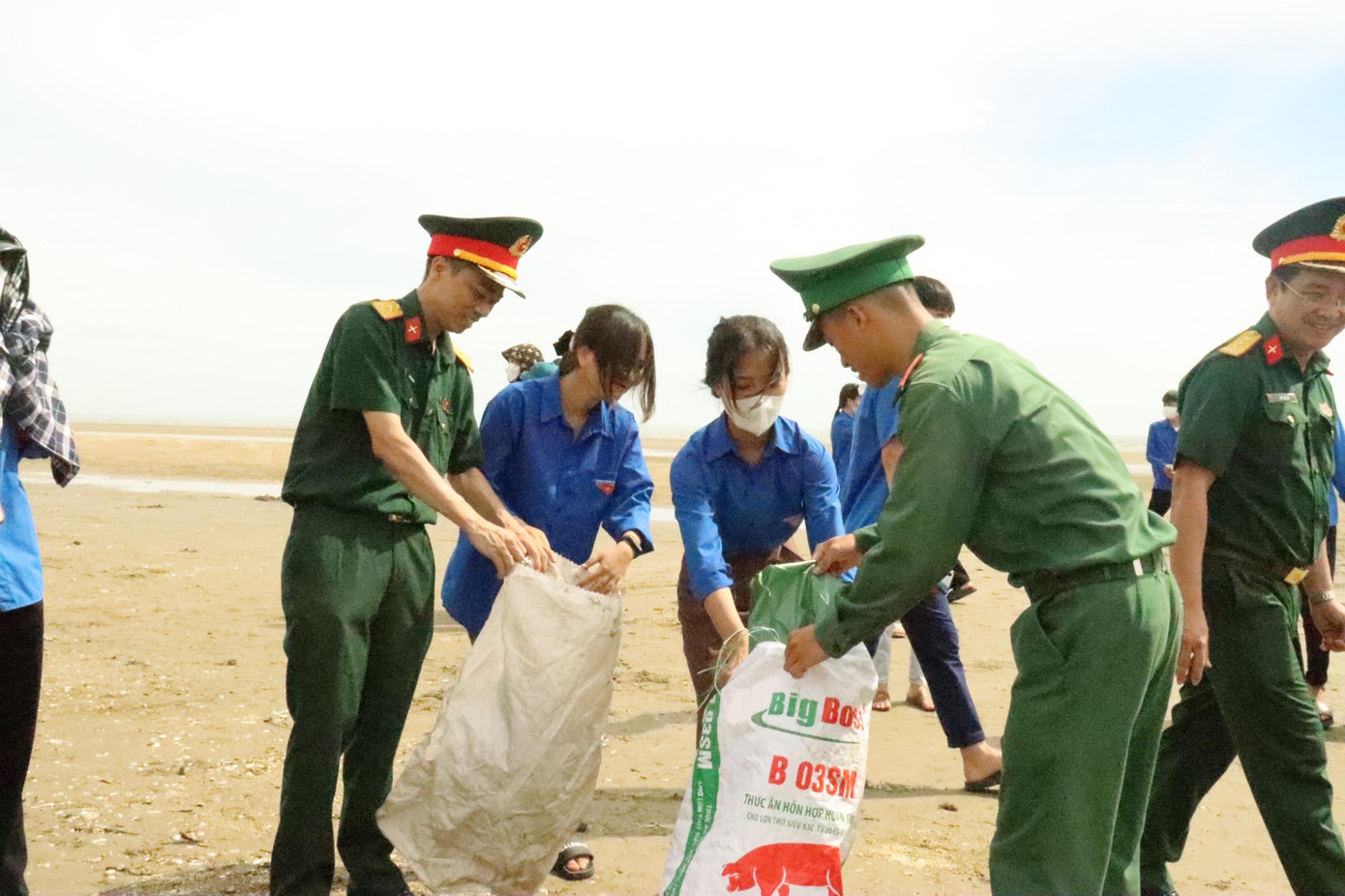 Hoạt động ra quân bảo vệ môi trường biển được đông đảo cán bộ, chiến sĩ và thanh niên tham gia. Hoạt động ra quân bảo vệ môi trường biển được đông đảo cán bộ, chiến sĩ và thanh niên tham gia.