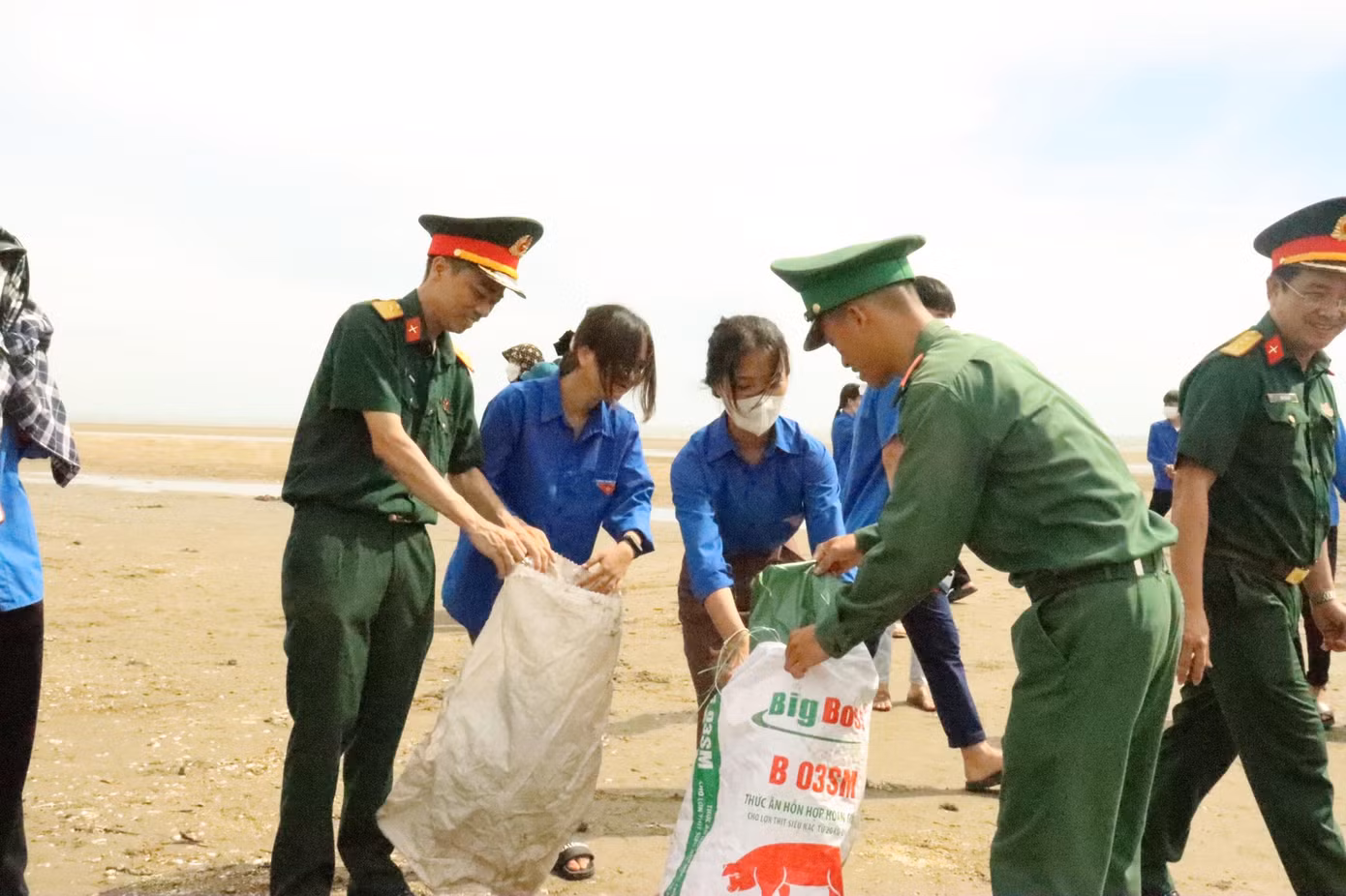 Hoạt động ra quân bảo vệ môi trường biển được đông đảo cán bộ, chiến sĩ và thanh niên tham gia.