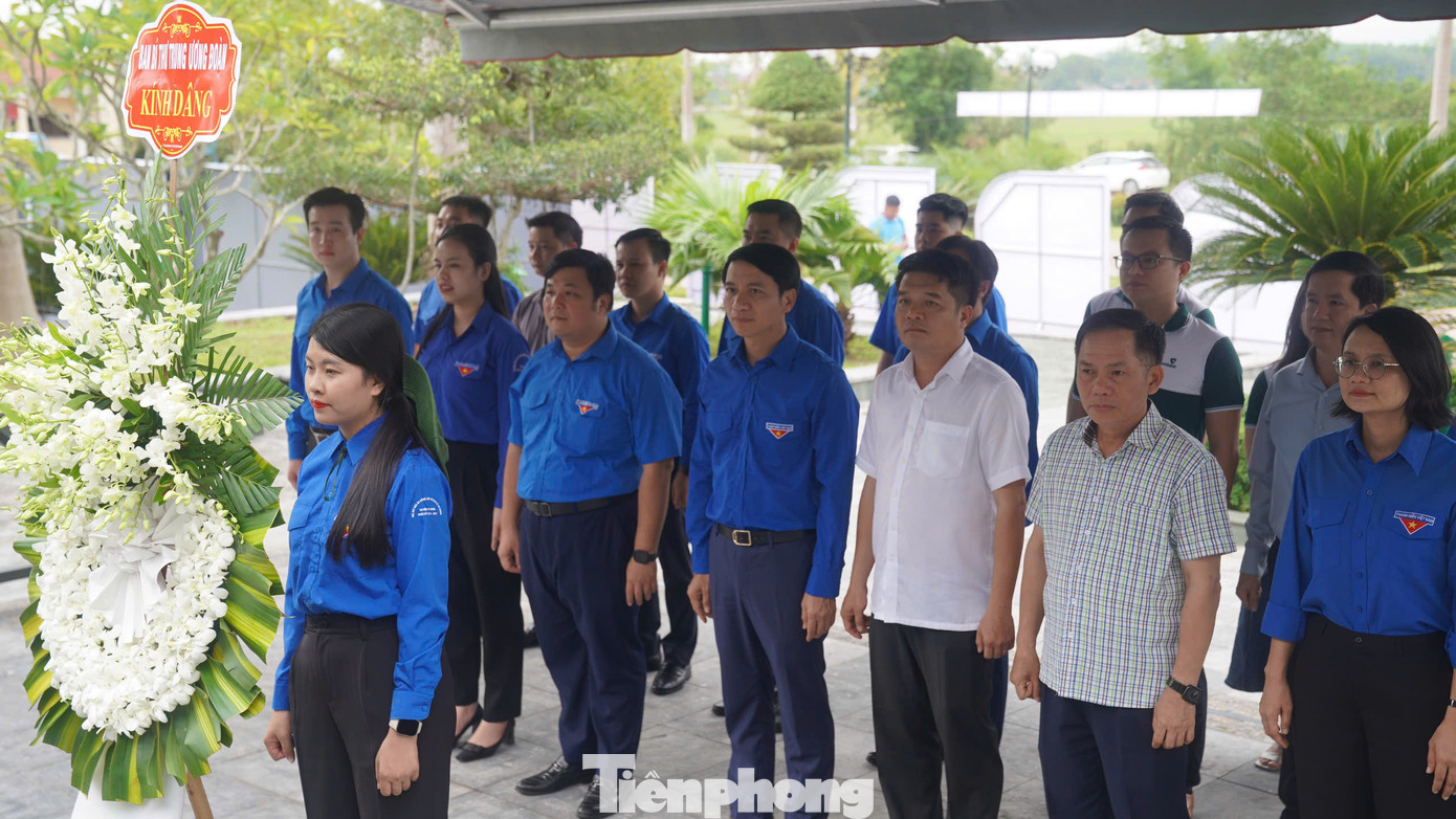 Nằm trong chuỗi hoạt động Kỷ niệm 110 năm Ngày sinh anh Lý Tự Trọng, ngày 19/10, anh Nguyễn Ngọc Lương - Bí thư Thường trực Ban Chấp hành T.Ư Đoàn TNCS Hồ Chí Minh, Chủ tịch T.Ư Hội Liên hiệp thanh niên Việt Nam dẫn đầu đoàn công tác của T.Ư Đoàn đến dâng hương, dâng hoa tại Khu tưởng niệm anh Lý Tự Trọng. Cùng đi có lãnh đạo tỉnh Hà Tĩnh và tuổi trẻ tỉnh nhà. Nằm trong chuỗi hoạt động Kỷ niệm 110 năm Ngày sinh anh Lý Tự Trọng, ngày 19/10, anh Nguyễn Ngọc Lương - Bí thư Thường trực Ban Chấp hành T.Ư Đoàn TNCS Hồ Chí Minh, Chủ tịch T.Ư Hội Liên hiệp thanh niên Việt Nam dẫn đầu đoàn công tác của T.Ư Đoàn đến dâng hương, dâng hoa tại Khu tưởng niệm anh Lý Tự Trọng. Cùng đi có lãnh đạo tỉnh Hà Tĩnh và tuổi trẻ tỉnh nhà.