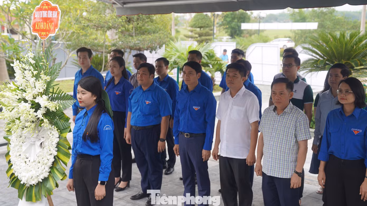 Nằm trong chuỗi hoạt động Kỷ niệm 110 năm Ngày sinh anh Lý Tự Trọng, ngày 19/10, anh Nguyễn Ngọc Lương - Bí thư Thường trực Ban Chấp hành T.Ư Đoàn TNCS Hồ Chí Minh, Chủ tịch T.Ư Hội Liên hiệp thanh niên Việt Nam dẫn đầu đoàn công tác của T.Ư Đoàn đến dâng hương, dâng hoa tại Khu tưởng niệm anh Lý Tự Trọng. Cùng đi có lãnh đạo tỉnh Hà Tĩnh và tuổi trẻ tỉnh nhà.