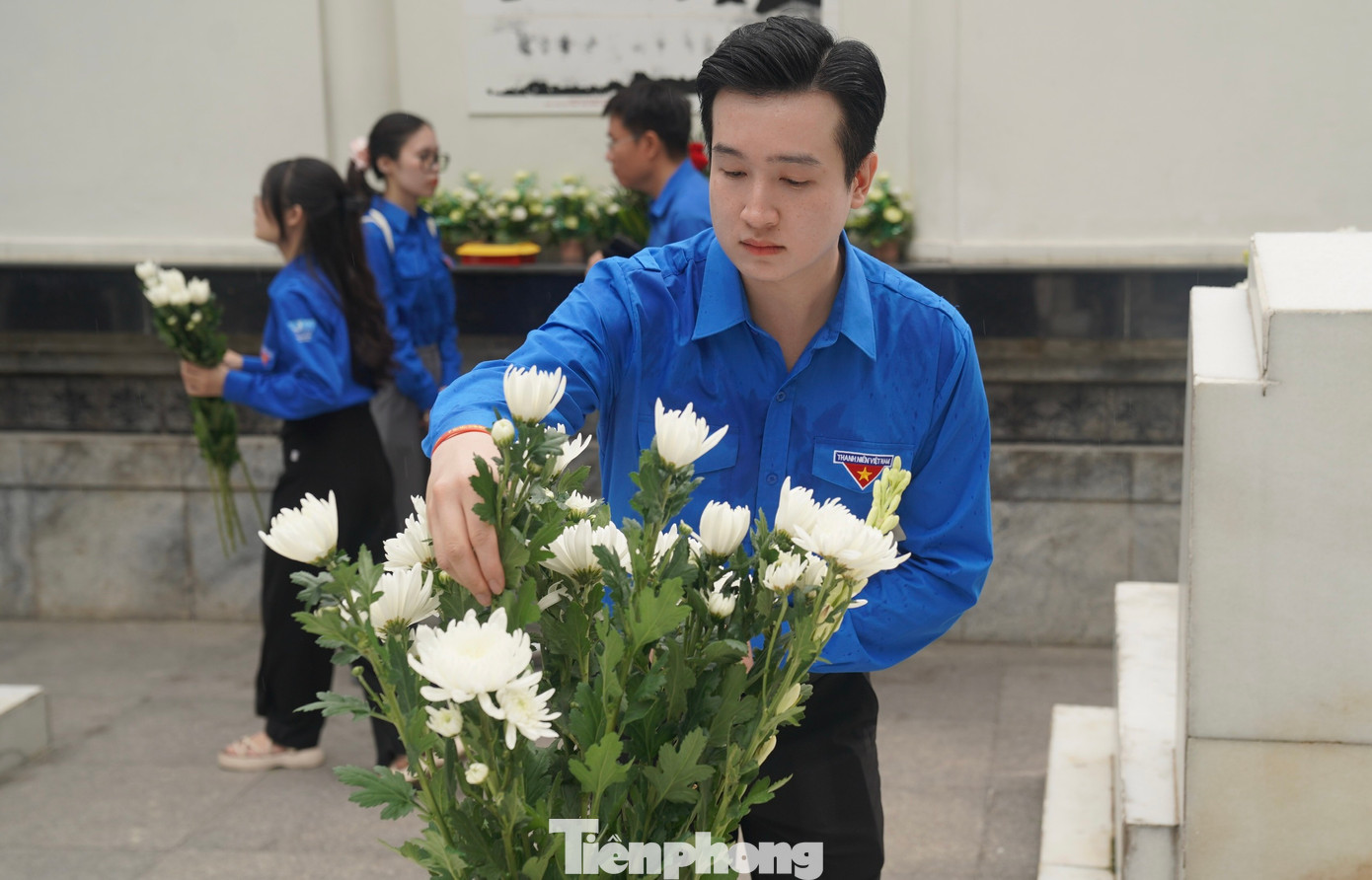 Đoàn đã đến dâng hương, dâng hoa tại Khu di tích ngã ba Đồng Lộc (huyện Can Lộc). Đoàn đã đến dâng hương, dâng hoa tại Khu di tích ngã ba Đồng Lộc (huyện Can Lộc).