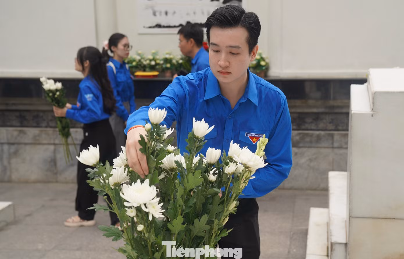 Đoàn đã đến dâng hương, dâng hoa tại Khu di tích ngã ba Đồng Lộc (huyện Can Lộc).