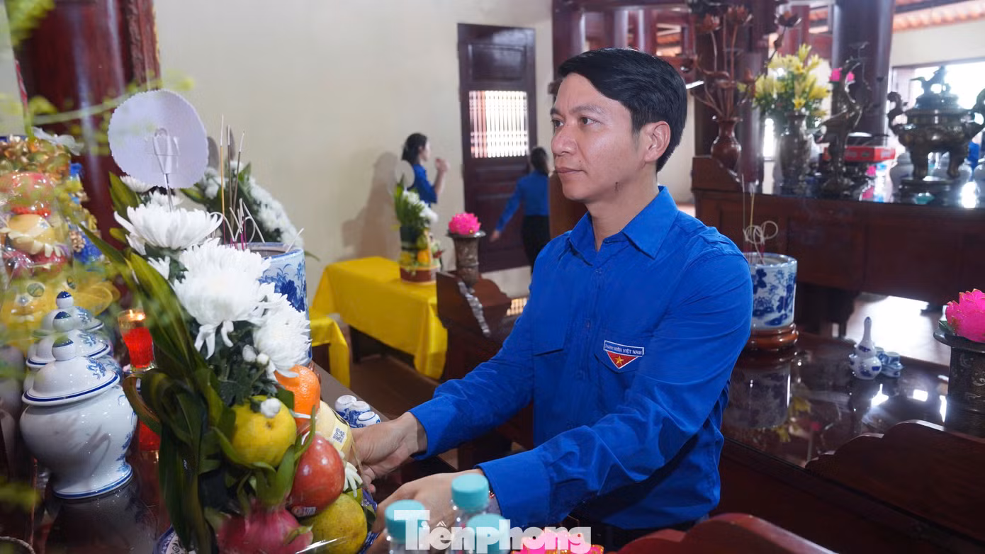 Anh Nguyễn Ngọc Lương - Bí thư Thường trực Ban Chấp hành T.Ư Đoàn TNCS Hồ Chí Minh dâng hoa tại nhà tưởng niệm anh Lý Tự Trọng.
