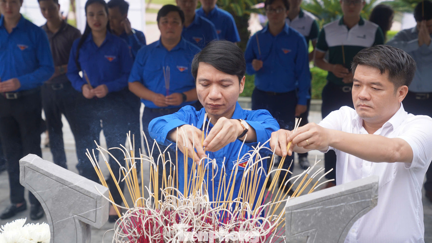 Tại phần khu mộ anh Lý Tự Trọng, đoàn công tác đã đến dâng hương, dâng hoa nhằm bày tỏ lòng biết ơn sâu sắc đối với người đoàn viên thanh niên cộng sản đầu tiên. Tại phần khu mộ anh Lý Tự Trọng, đoàn công tác đã đến dâng hương, dâng hoa nhằm bày tỏ lòng biết ơn sâu sắc đối với người đoàn viên thanh niên cộng sản đầu tiên.