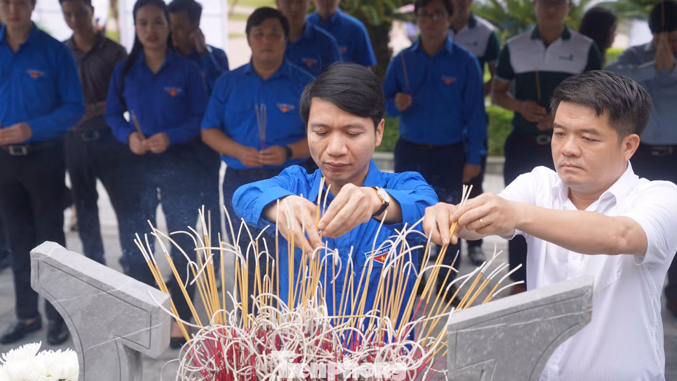 Tại phần khu mộ anh Lý Tự Trọng, đoàn công tác đã đến dâng hương, dâng hoa nhằm bày tỏ lòng biết ơn sâu sắc đối với người đoàn viên thanh niên cộng sản đầu tiên.