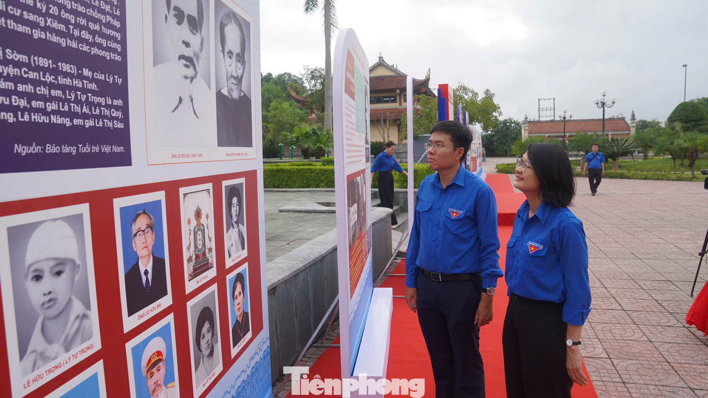 Khu tưởng niệm anh Lý Tự Trọng đã trưng bày gần 200 hình ảnh, tư liệu, hiện vật có giá trị lịch sử góp phần làm sáng tỏ thân thế, sự nghiệp, tinh thần cách mạng của người đoàn viên thanh niên cộng sản đầu tiên. Trong ảnh, đoàn công tác đến xem triển lãm ảnh "Lý Tự Trọng - Người truyền lửa". Khu tưởng niệm anh Lý Tự Trọng đã trưng bày gần 200 hình ảnh, tư liệu, hiện vật có giá trị lịch sử góp phần làm sáng tỏ thân thế, sự nghiệp, tinh thần cách mạng của người đoàn viên thanh niên cộng sản đầu tiên. Trong ảnh, đoàn công tác đến xem triển lãm ảnh "Lý Tự Trọng - Người truyền lửa".