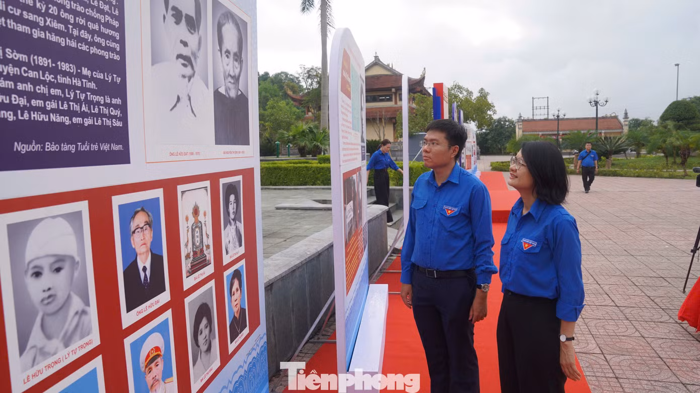 Khu tưởng niệm anh Lý Tự Trọng đã trưng bày gần 200 hình ảnh, tư liệu, hiện vật có giá trị lịch sử góp phần làm sáng tỏ thân thế, sự nghiệp, tinh thần cách mạng của người đoàn viên thanh niên cộng sản đầu tiên. Trong ảnh, đoàn công tác đến xem triển lãm ảnh "Lý Tự Trọng - Người truyền lửa".
