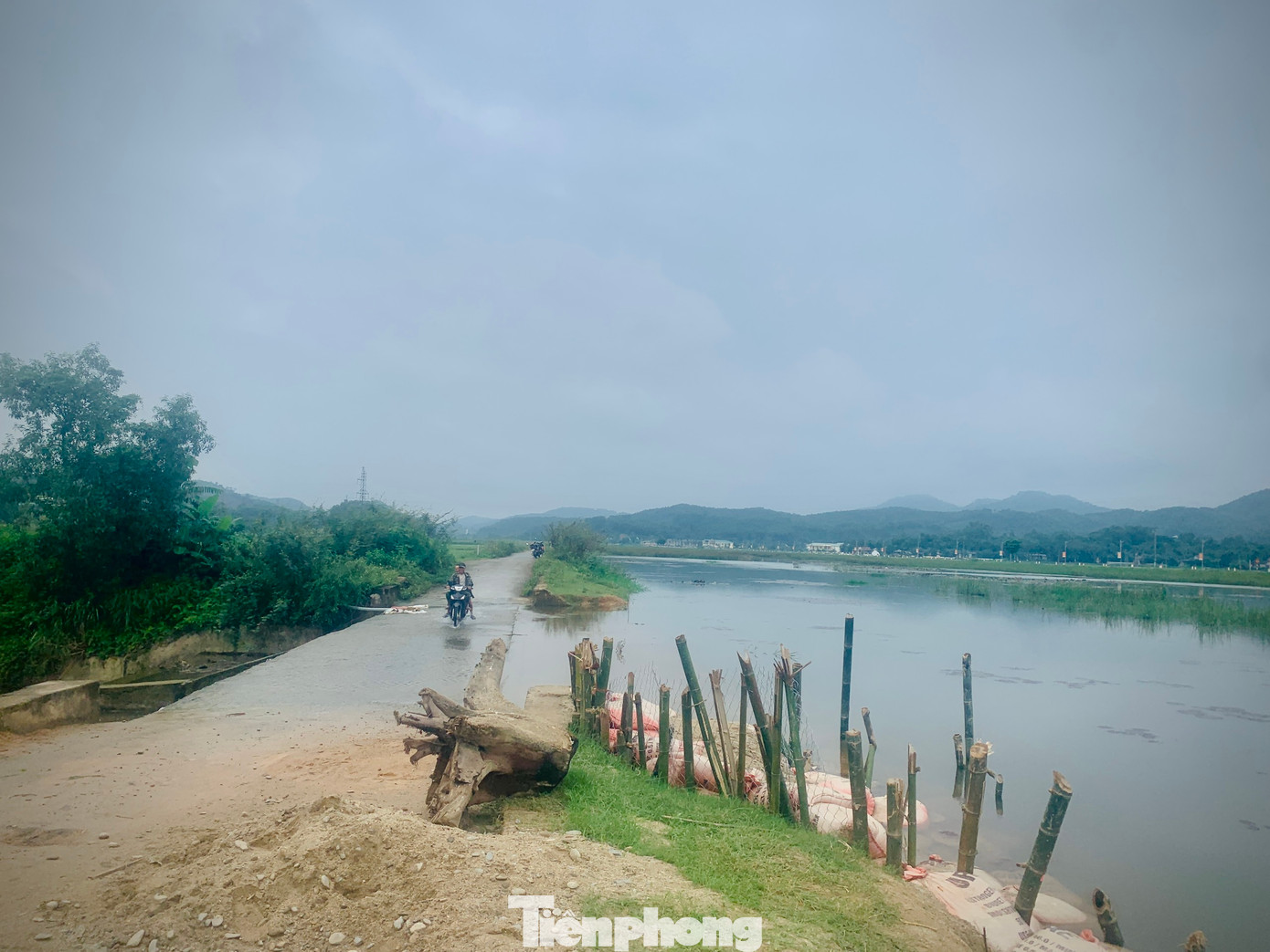 Đập Quát xã Sơn Giang (huyện Hương Sơn) bị sạt lở phần thân mái tràn. Lo lắng sẽ gây xói lở, ảnh hưởng đến khu vực dân sinh và đường giao thông, ngành chức năng đã dùng 200 bao tải cát, đóng cọc tre để gia cố phần sạt lở để lộ hàm ếch.