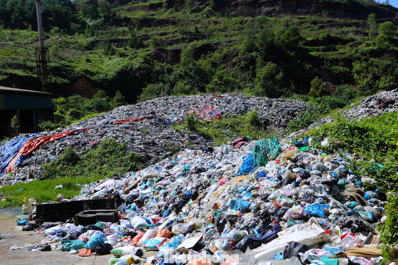 Trao đổi với Tiền Phong, lãnh đạo xã Hoà Lạc, huyện Đức Thọ cho biết, bãi rác Phượng Thành nằm trên phần đất tại xã Tùng Ảnh nhưng người dân xã Hoà Lạc lại chịu ảnh hưởng nhiều vì sống gần khu vực này. Tại đây, có khối lượng rác thải lớn đang chất thành từng đống, chưa thể vận chuyển đi xử lý. Còn lò đốt rác dừng hoạt động thời gian dài vì không đảm bảo khoảng cách theo quy định. Trao đổi với Tiền Phong, lãnh đạo xã Hoà Lạc, huyện Đức Thọ cho biết, bãi rác Phượng Thành nằm trên phần đất tại xã Tùng Ảnh nhưng người dân xã Hoà Lạc lại chịu ảnh hưởng nhiều vì sống gần khu vực này. Tại đây, có khối lượng rác thải lớn đang chất thành từng đống, chưa thể vận chuyển đi xử lý. Còn lò đốt rác dừng hoạt động thời gian dài vì không đảm bảo khoảng cách theo quy định.