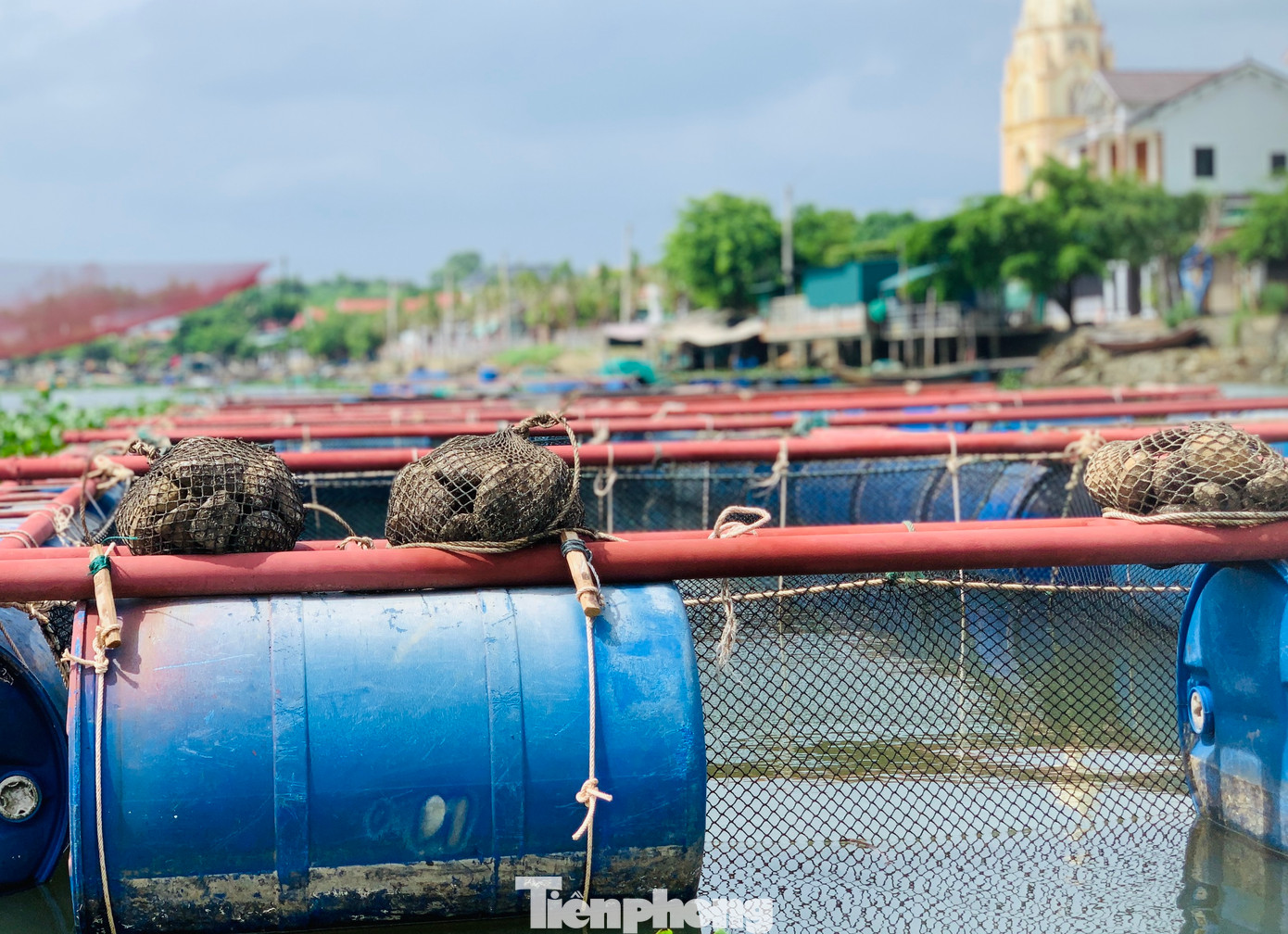 Ngoài dùng dây thừng chằng chéo, các hộ dân còn dùng đá, được bọc vào các túi để đặt lên các thùng phuy.