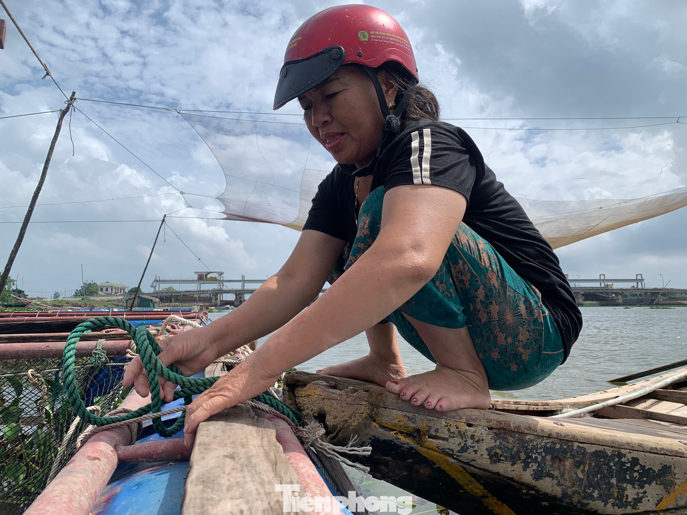 Ông Nguyễn Quốc Minh (53 tuổi, trú thôn song Hải) cùng vợ dùng nhiều dây thừng cột chặt, gia cố lại lồng bè trước dự báo mưa lớn do ảnh hưởng của bão số 4. Lồng hồ của gia đình ông Minh nuôi cá vực, cá mú… với số lượng gần 2.000 con.