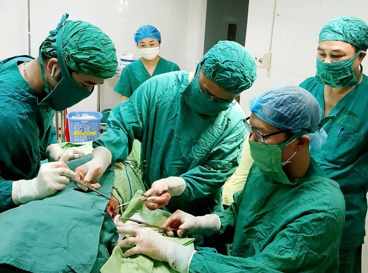 Các bác sĩ Bệnh viện Đa khoa Hà Tĩnh mổ cấp cứu lấy cành cây dài 20cm nằm trong lồng ngực cụ bà suốt 2 năm.