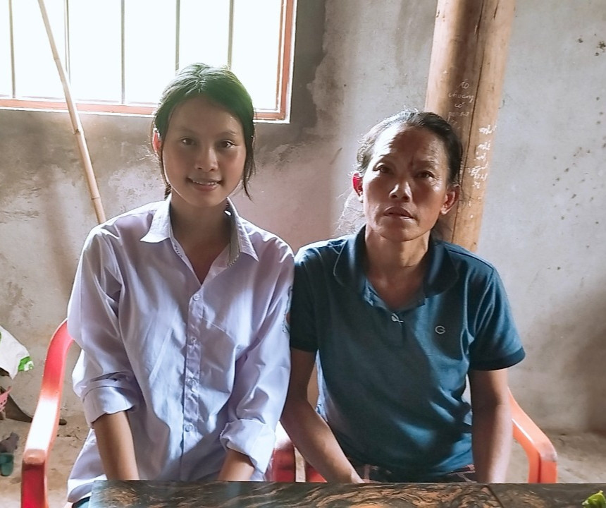 Thảo cùng mẹ vui mừng khi biết kết quả điểm thi của mình. Thảo cùng mẹ vui mừng khi biết kết quả điểm thi của mình.