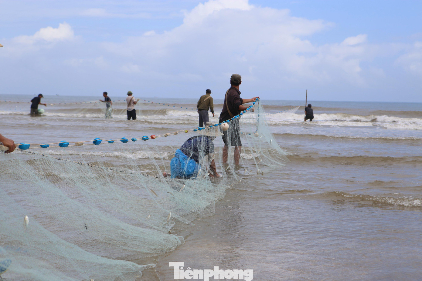 Từ sáng 18/11 hàng chục người dân tại huyện Lộc Hà (Hà Tĩnh) đổ xô ra bờ biển để đánh bắt cá. Họ chia thành từng tốp để thả lưới, mỗi tốp từ 10-20 người. Từ sáng 18/11 hàng chục người dân tại huyện Lộc Hà (Hà Tĩnh) đổ xô ra bờ biển để đánh bắt cá. Họ chia thành từng tốp để thả lưới, mỗi tốp từ 10-20 người.