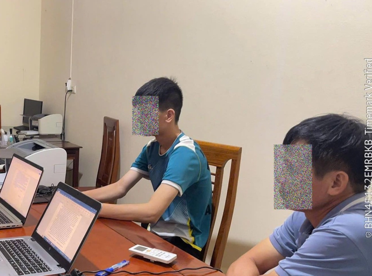 Nam sinh Hà Tĩnh suýt sập bẫy “việc nhẹ, lương cao” từ đối tượng lạ trên Facebook (Ảnh Công an Thạch Xuân). Nam sinh Hà Tĩnh suýt sập bẫy “việc nhẹ, lương cao” từ đối tượng lạ trên Facebook (Ảnh Công an Thạch Xuân).