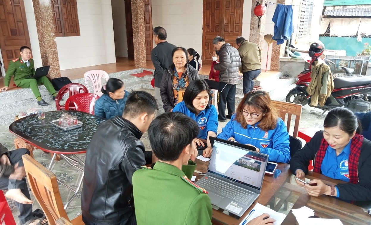 Huyện đoàn Hương Sơn phối hợp với công an, các nhà mạng viễn thông tổ chức cài đặt mã định danh điện tử VNeID, hỗ trợ đăng ký tài khoản và hướng dẫn sử dụng dịch vụ công trực tuyến cho người dân.