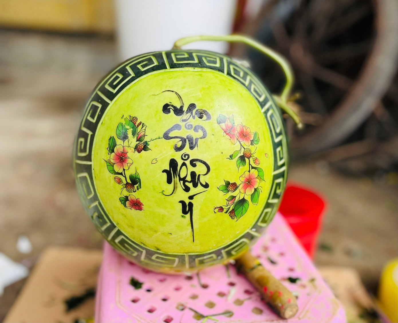 Những quả dưa hấu được khắc hoạ hoa đỏ, những nét chữ thư pháp thể hiện sự tinh xảo, điêu luyện...