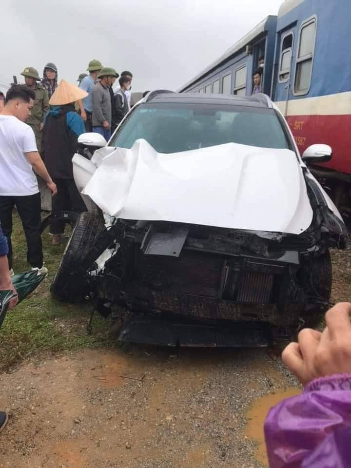 Phần đầu xe bị tông nát bét. Phần đầu xe bị tông nát bét.