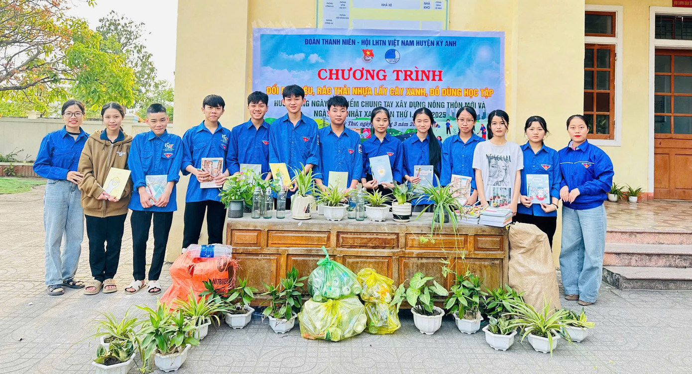 Tuổi trẻ huyện Kỳ Anh tổ chức chương trình đổi phế liệu, rác thải nhựa lấy cây xanh, đồ dùng học tập.