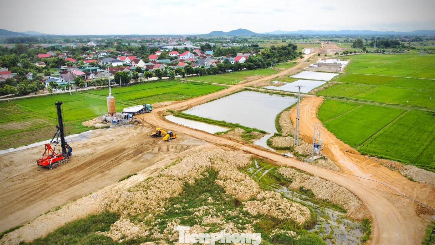 Theo kế hoạch đoạn cao tốc Diễn Châu - Bãi Vọt dự kiến hoàn thành vào tháng 5/2024. Còn đoạn Bãi Vọt – Hàm Nghi sẽ hoàn thành vào năm 2025. Đại công trường trải dài qua các khu dân cư và cánh đồng lúa.