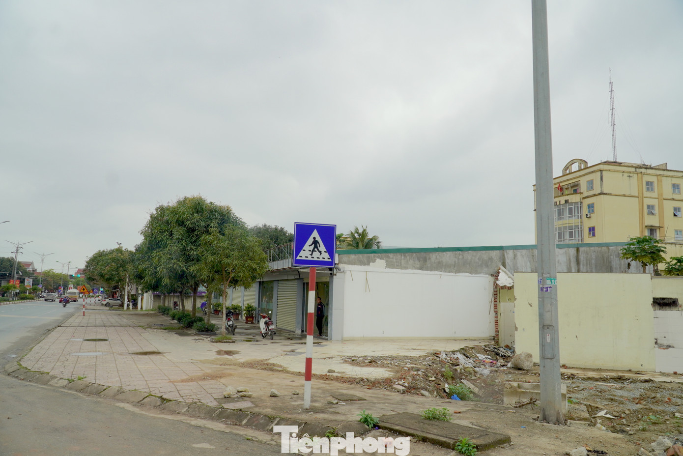 Dự án toạ lạc ở mặt tiền quốc lộ 1A. Theo kế hoạch của chủ đầu tư, dự án sẽ hoàn thành giai đoạn 1 (bao gồm 67/159 căn biệt thự, nhà ở liền kề) và bến thuyền vào tháng 10/2018. Còn đến tháng 4/2020 sẽ hoàn thiện khu trung tâm thương mại, khách sạn 5 sao cao 26 tầng và đưa vào hoạt động. Trong ảnh: Mặt tiền dự án hướng quốc lộ 1A hiện đang làm ki ốt cho một số người thuê lại để kinh doanh hàng ăn.