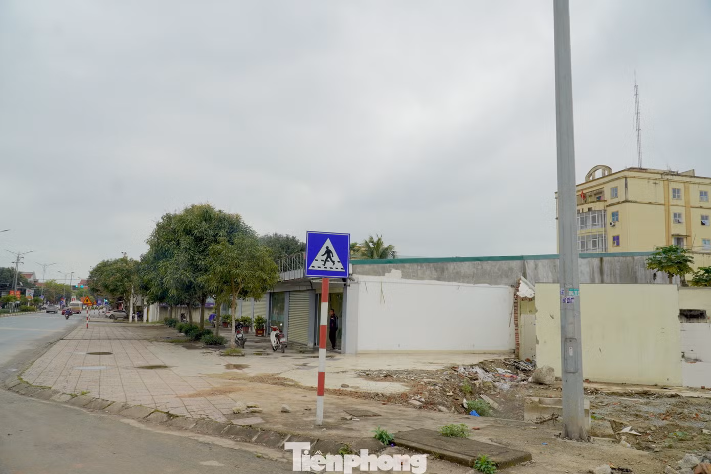 Dự án toạ lạc ở mặt tiền quốc lộ 1A. Theo kế hoạch của chủ đầu tư, dự án sẽ hoàn thành giai đoạn 1 (bao gồm 67/159 căn biệt thự, nhà ở liền kề) và bến thuyền vào tháng 10/2018. Còn đến tháng 4/2020 sẽ hoàn thiện khu trung tâm thương mại, khách sạn 5 sao cao 26 tầng và đưa vào hoạt động. Trong ảnh: Mặt tiền dự án hướng quốc lộ 1A hiện đang làm ki ốt cho một số người thuê lại để kinh doanh hàng ăn. Dự án toạ lạc ở mặt tiền quốc lộ 1A. Theo kế hoạch của chủ đầu tư, dự án sẽ hoàn thành giai đoạn 1 (bao gồm 67/159 căn biệt thự, nhà ở liền kề) và bến thuyền vào tháng 10/2018. Còn đến tháng 4/2020 sẽ hoàn thiện khu trung tâm thương mại, khách sạn 5 sao cao 26 tầng và đưa vào hoạt động. Trong ảnh: Mặt tiền dự án hướng quốc lộ 1A hiện đang làm ki ốt cho một số người thuê lại để kinh doanh hàng ăn.