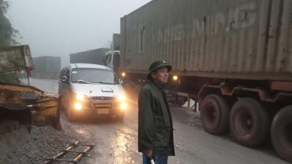 Lực lượng chức năng phân luồng giao thông qua Cửa khẩu Cầu Treo.