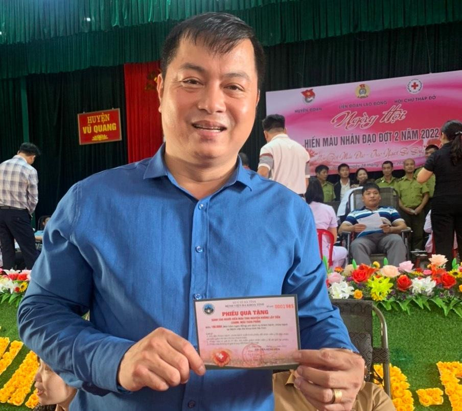 Thầy Nam vui mừng sau những lần hiến máu tình nguyện cứu người bệnh. Thầy Nam vui mừng sau những lần hiến máu tình nguyện cứu người bệnh.