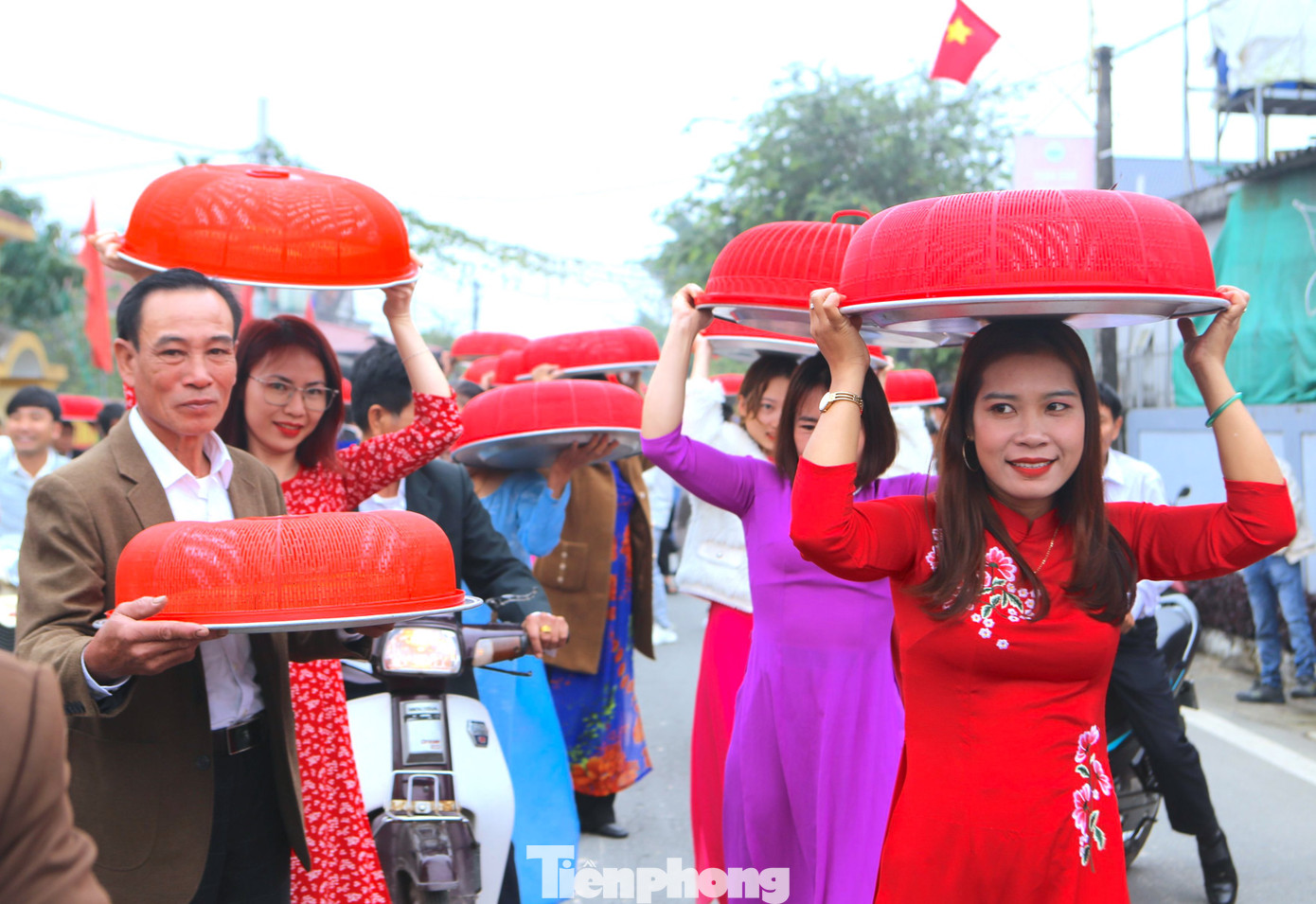 Cứ 4 chiếc bánh sẽ đặt được trong mâm và dùng lồng bàn màu đỏ để đảm bảo an toàn vệ sinh trong quá trình đưa bánh đến đền.