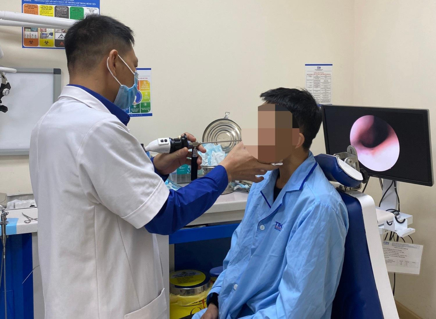 Nam bệnh nhân được các bác sĩ gắp thành công con đỉa ký sinh trong mũi.