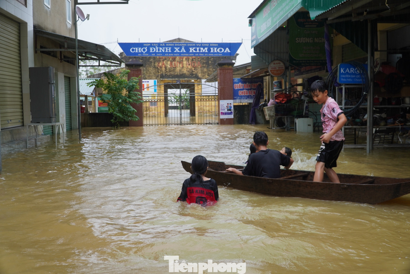 "Chỉ trong 5 ngày qua, chúng tôi phải dọn đồ chạy lũ đến 2 lần. Chỉ mong đợt này mưa lũ đến đó là ngớt vì cuộc sống người dân nơi đây quá vất vả. Hôm qua mới dọn đồ xuống khi lũ rút thì sáng sớm nước lũ bắt đầu dâng, mọi thành viên trong gia đình lại tất tả đi kê đồ lên cao tiếp", Chị Nguyễn Thu Hằng (trú thôn Am Thuỷ, xã Kim Hoa) cho hay.