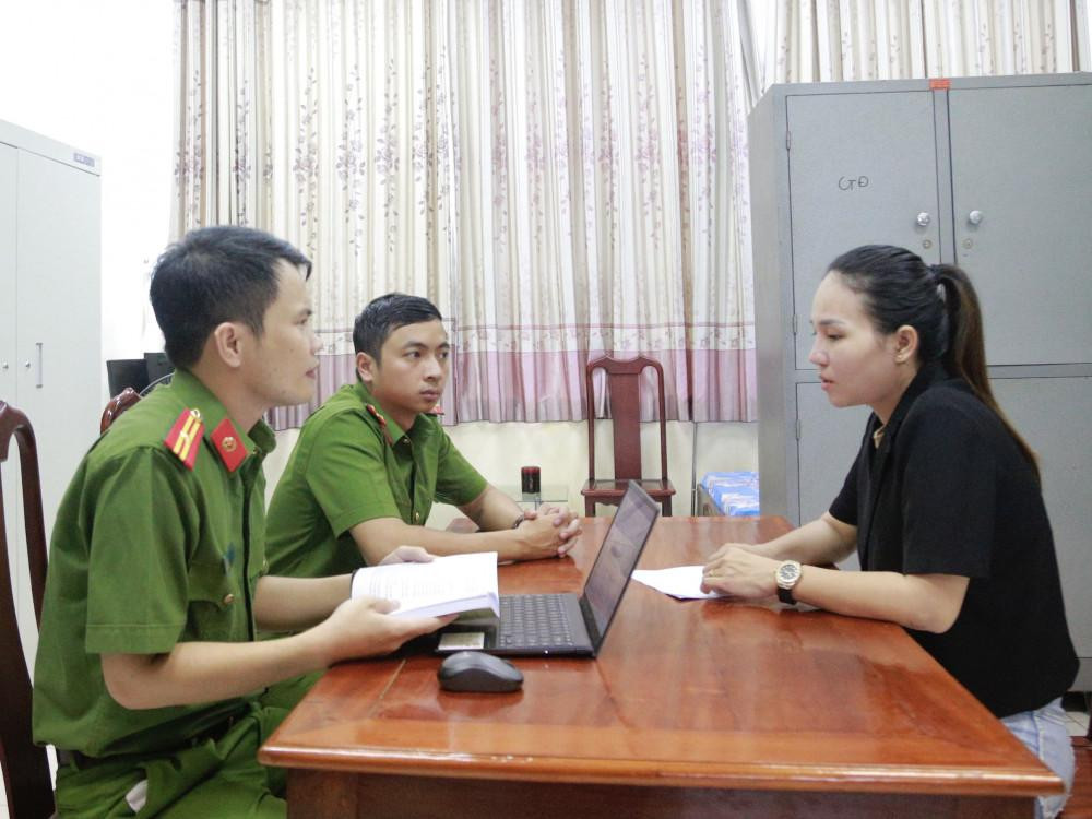 Thuý làm việc tại CQĐT. Thuý làm việc tại CQĐT.