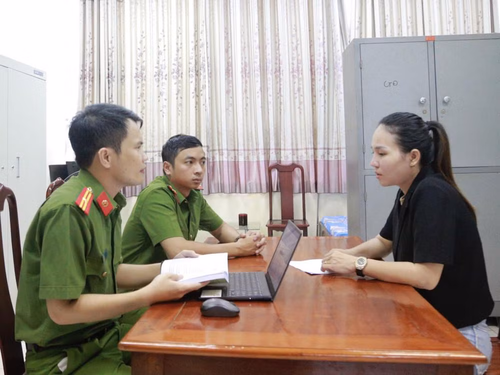Thuý làm việc tại CQĐT.