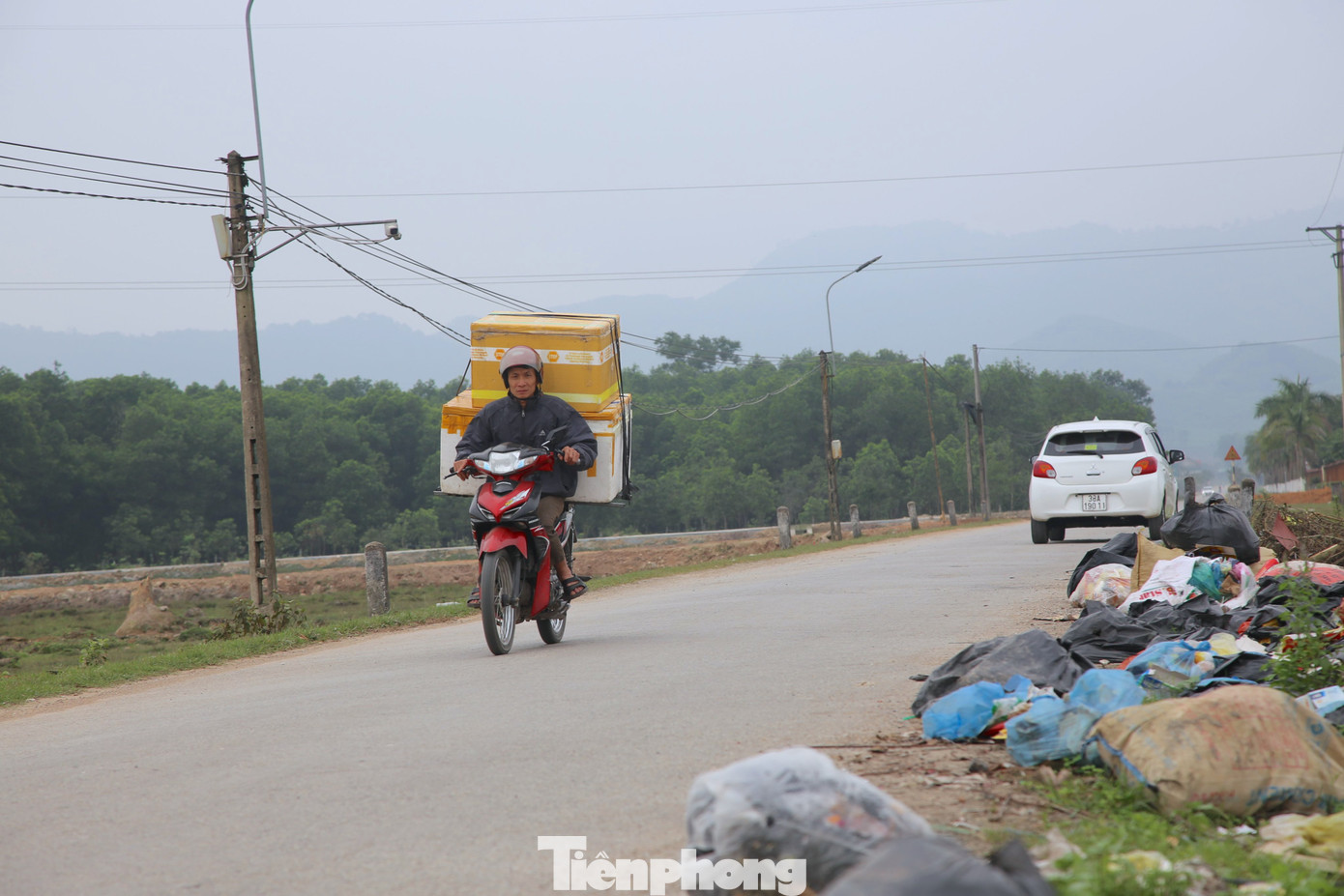 “Để tránh bị ảnh hưởng đến cuộc sống của người dân, địa phương đang xây dựng bãi trung chuyển ở một địa điểm khác. Vì rác người dân không phân loại nên khó xử lý, mỗi tuần chỉ chở được 3 xe đi nên còn lại ùn ứ tại đó. Việc đốt tại vị trí trung chuyển không được phép, nếu có tình trạng này chúng tôi sẽ cho kiểm tra và xử lý”, Chủ tịch UBND xã Lưu Vĩnh Sơn nói.