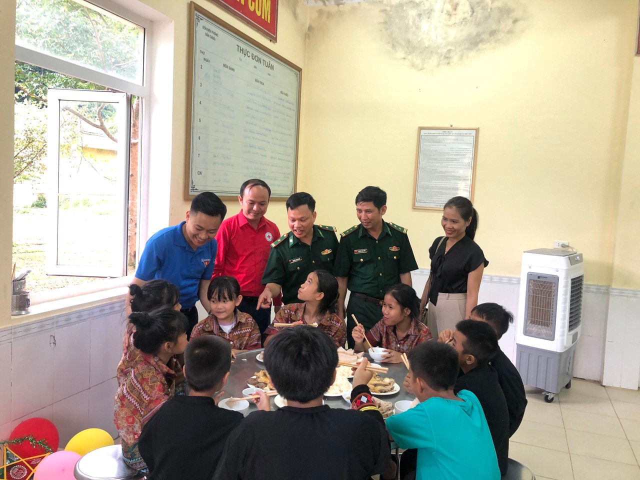 Huyện Đoàn Hương Khê và Hội chữ Thập đỏ huyện tổ chức nấu cơm cho các em người đồng bào dân tộc Chứt. Huyện Đoàn Hương Khê và Hội chữ Thập đỏ huyện tổ chức nấu cơm cho các em người đồng bào dân tộc Chứt.