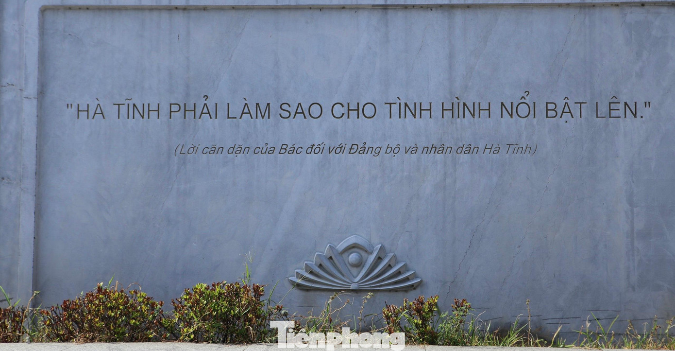 Ghi nhớ công lao to lớn của Chủ tịch Hồ Chí Minh và trân trọng những tình cảm của Người trong lần về thăm quê hương Hà Tĩnh, nơi Bác đến, lời Bác dặn được chính quyền, người dân địa phương nhiều thế hệ nâng niu, gìn giữ như những báu vật.