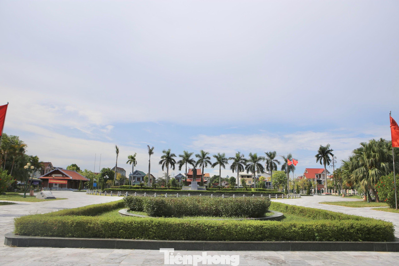 Khu lưu niệm Bác Hồ về thăm Hà Tĩnh rộng hơn 10.000m2 , được quy hoạch xây dựng gồm: Tượng đài, nhà thờ, bia lưu niệm…