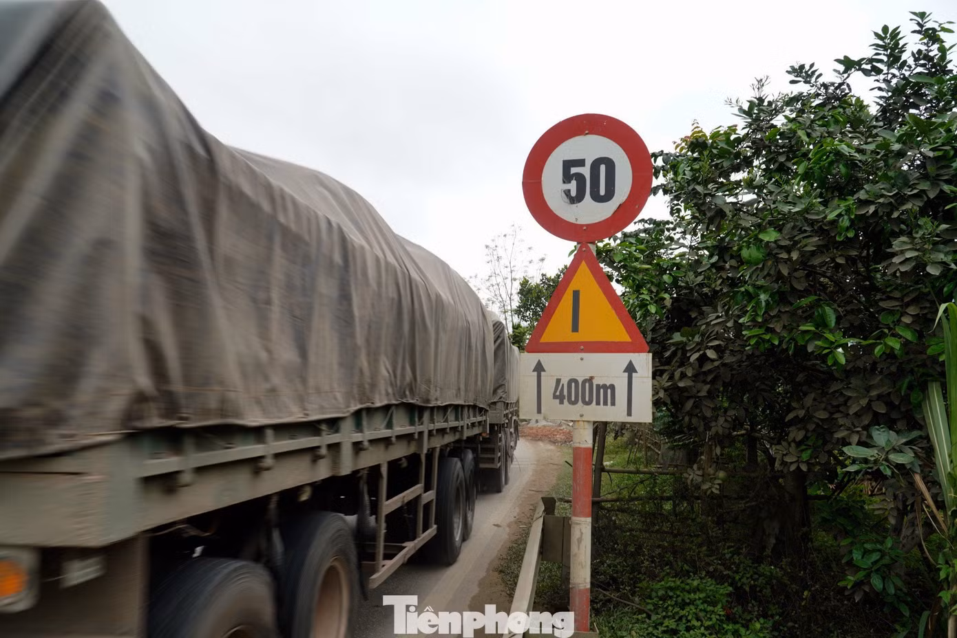 Theo ông Bùi Ngọc Du, Chủ tịch UBND xã Hà Linh, cơ quan chức năng cần nghiên cứu, đặt biển báo hạn chế tốc độ cố định tại đoạn đường này để hạn chế tai nạn.