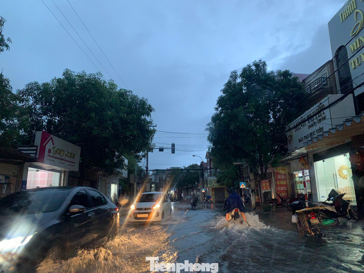 Tại TP Hà Tĩnh, trận mưa lớn kéo dài từ trưa đến chiều tối đã khiến nhiều tuyến đường bị ngập sâu, ảnh hưởng đến giao thông.