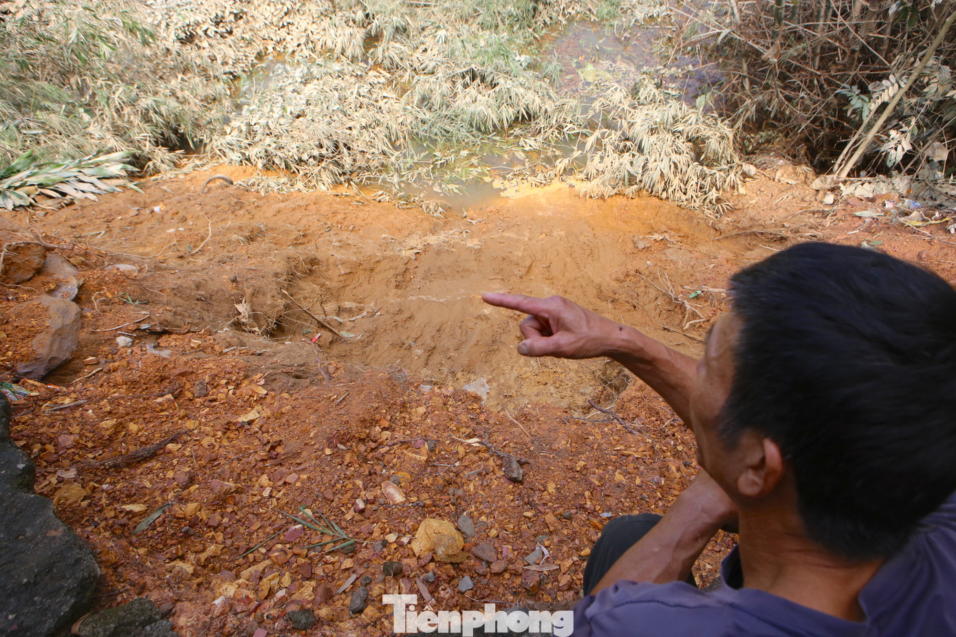 Toàn bộ phần đất bị tụt xuống sông, người dân sống trong cảnh bất an.