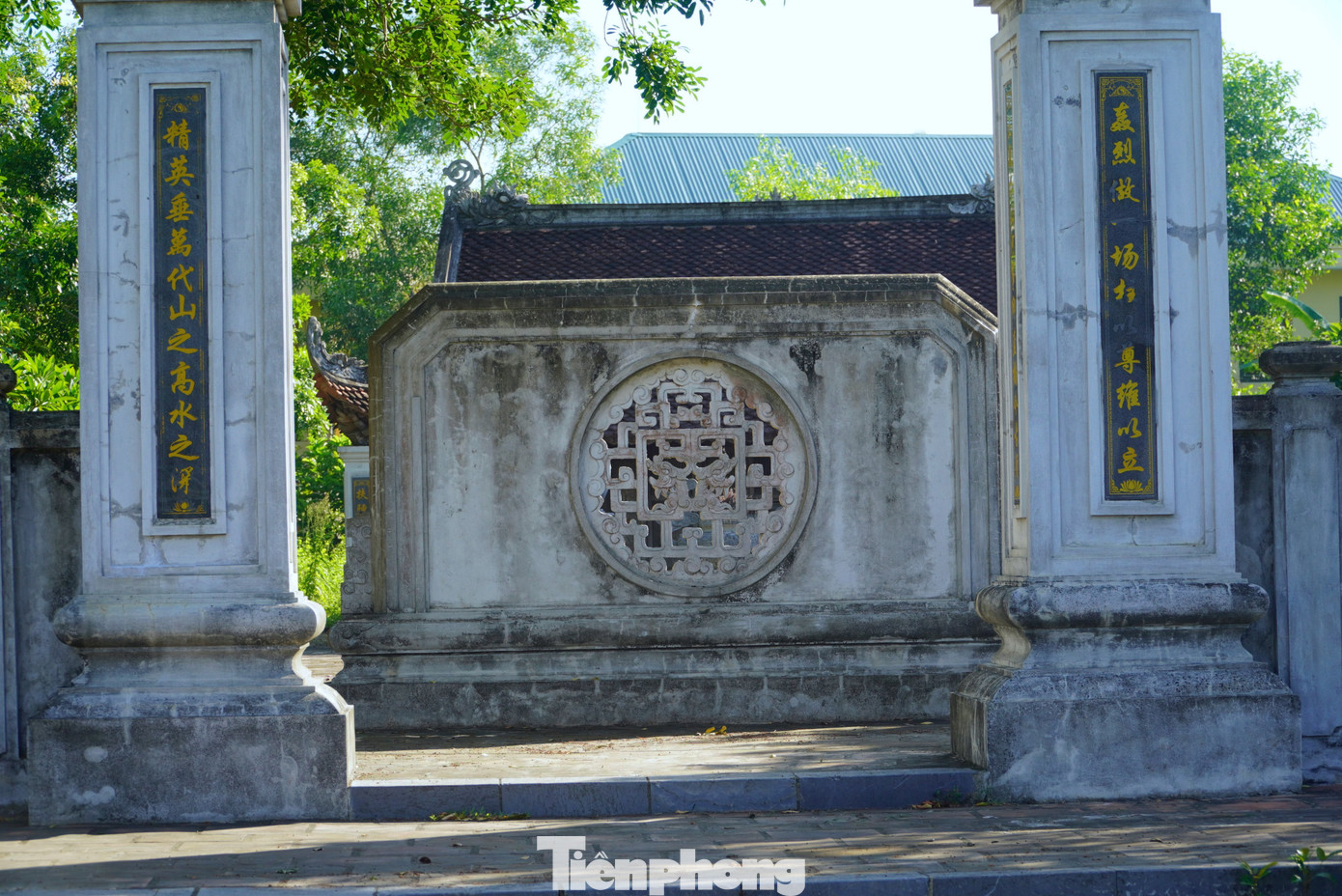 Hai cột hoa biểu đặt trước đền, ghi dòng câu đối chữ Hán.