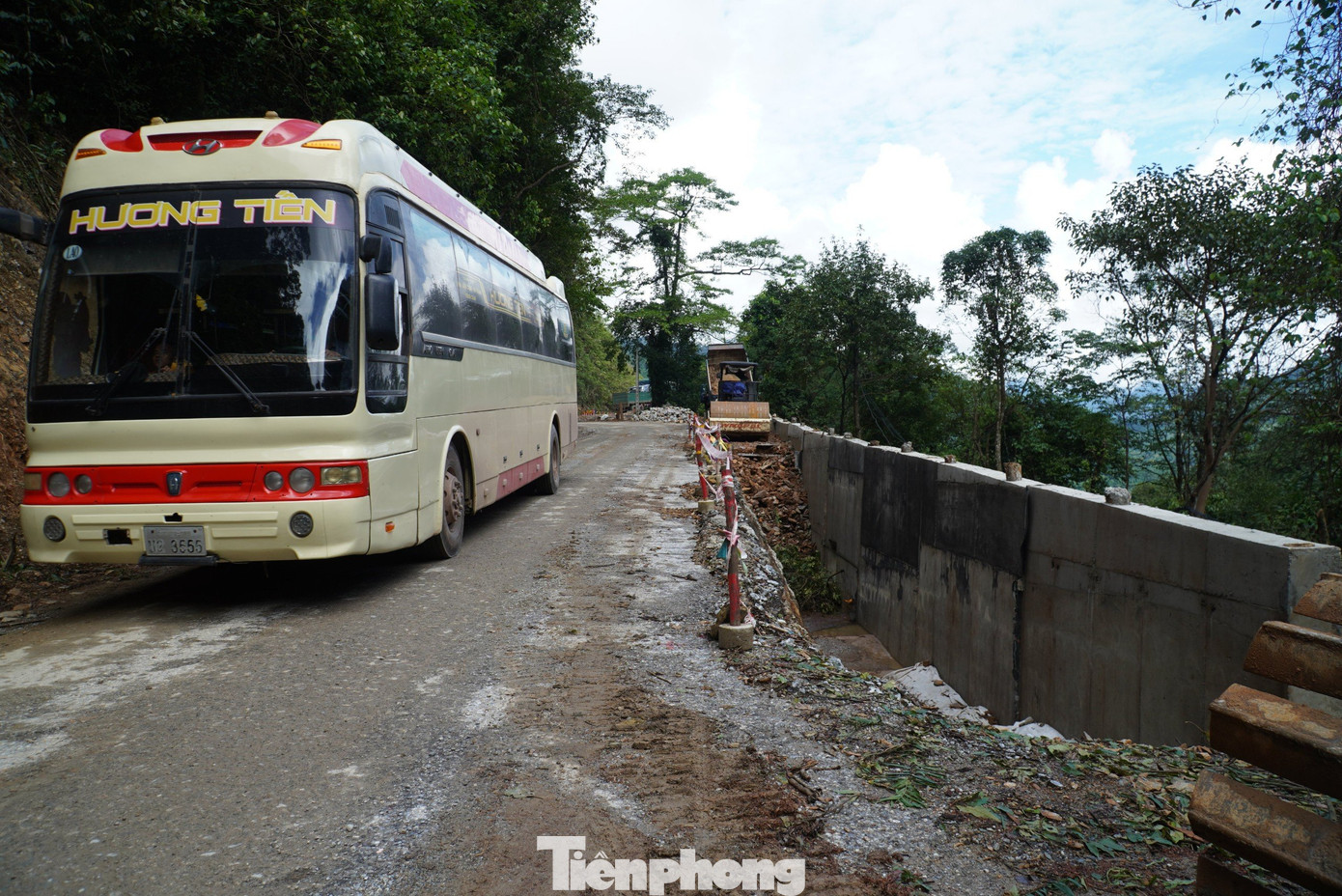 Quốc lộ 8A là tuyến đường độc đạo lên cửa khẩu và sang nước bạn Lào. Vì thế số lượng người, hàng hóa, phương tiện qua lại rất nhiều. Để đảm bảo an toàn trong mùa mưa lũ, ngành chức năng đã phối hợp sẵn sàng các phương án, nhân lực để tổ chức phân luồng, điều tiết giao thông.