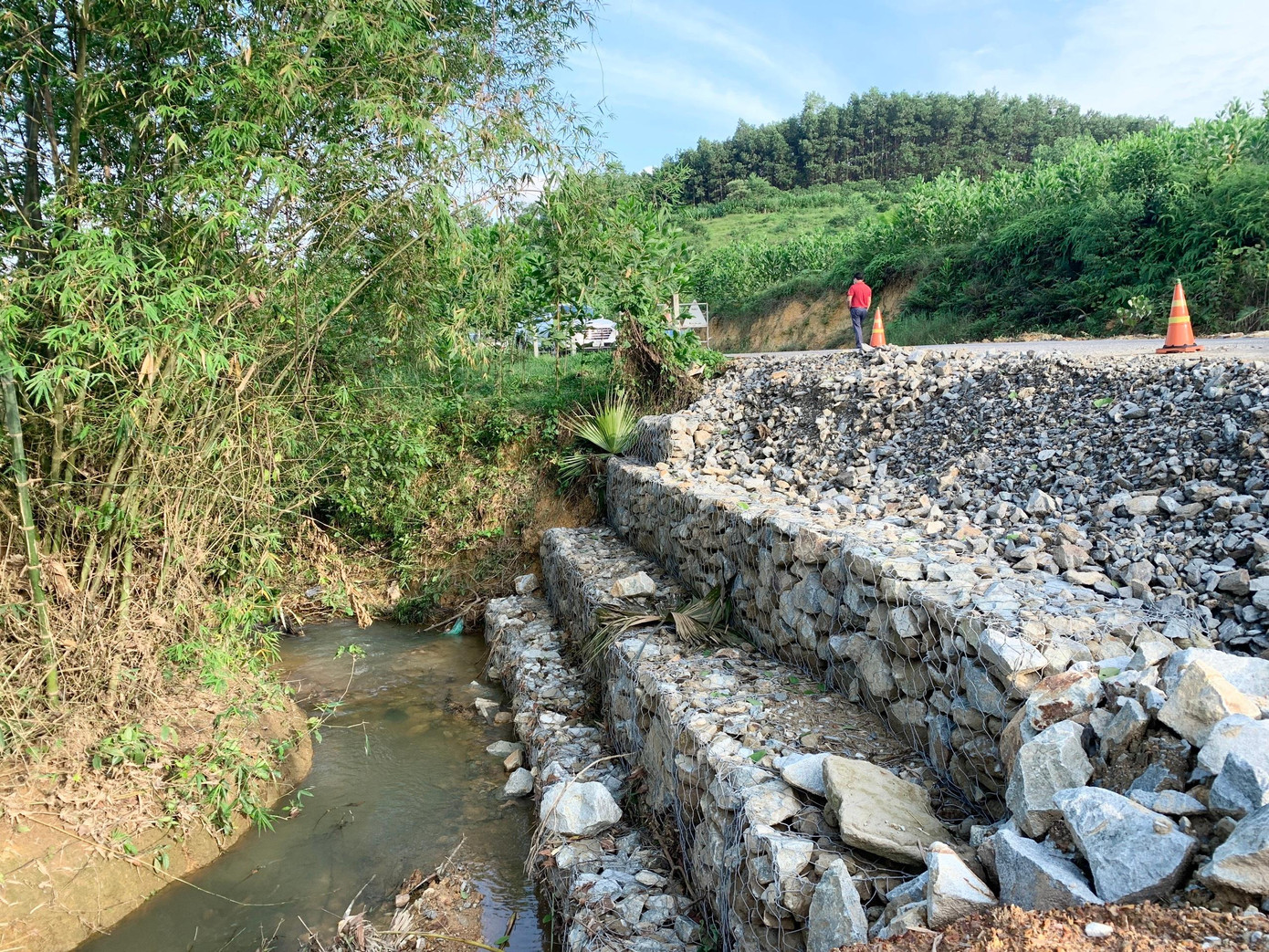 Khu vực bị sạt lở được khắc phục bằng rọ đá 4 lớp. Khu vực bị sạt lở được khắc phục bằng rọ đá 4 lớp.